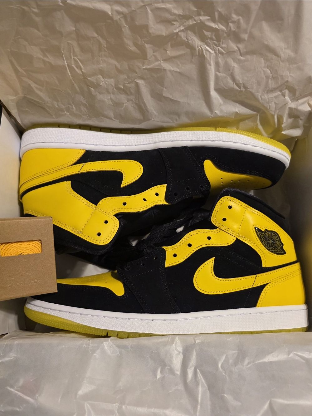 Air Jordan 1 Mid SE Black/Varsity Maize Men’s Sneakers - Picture 3 of 5